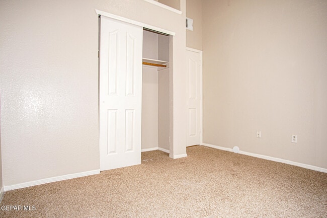 Building Photo - 13944 Roslyn Dr