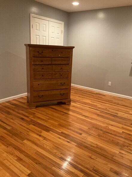 Building Photo - 132 Hallock Rd