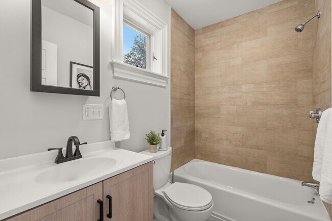 Building Photo - Amazing 3 bed 3 bath in Allston