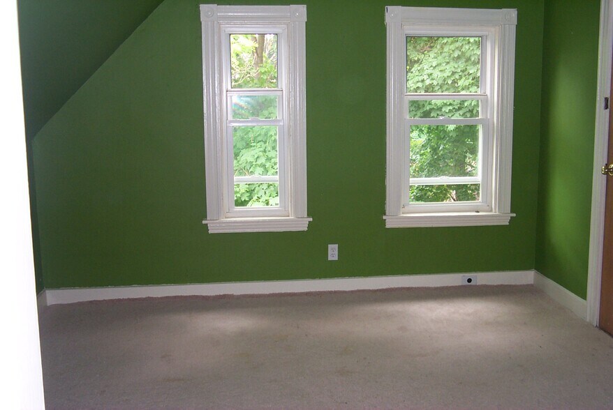 upstairs back bedroom - 80 Orchard St