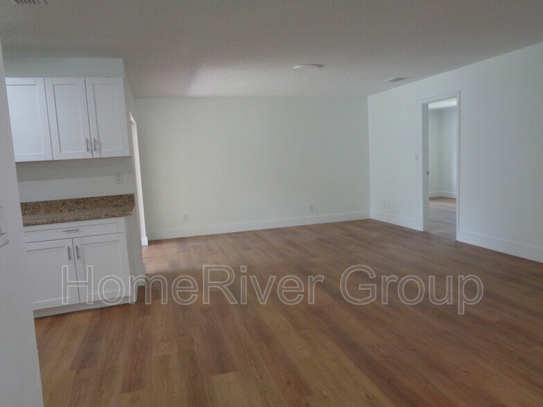 Building Photo - 665 NE 39th St