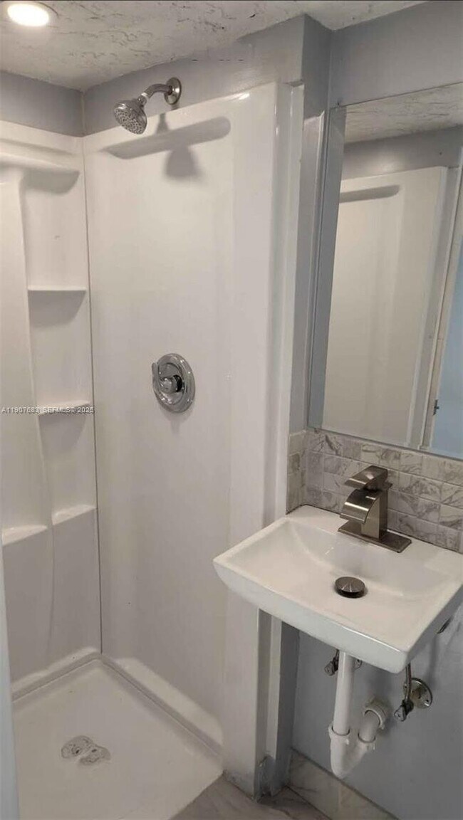 Building Photo - 173 W 16th St