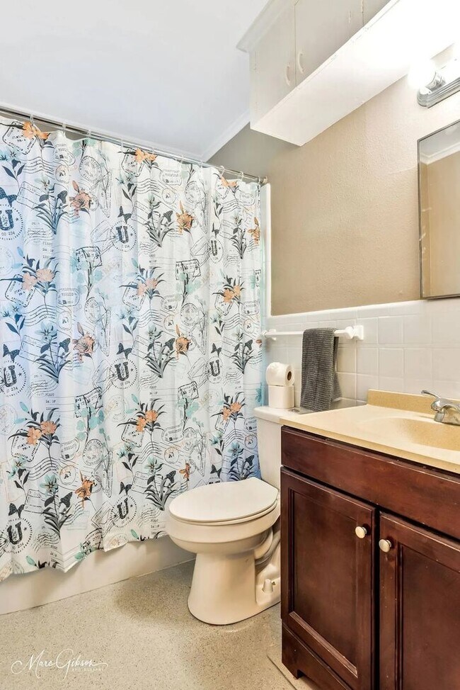 Building Photo - Fully Furnished All Bills Included - 2 bed...
