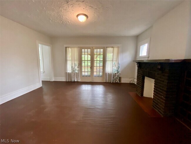 Building Photo - 400 Cloverdale Ave