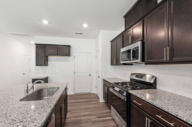 Building Photo - Updated 3BR Townhome with Pool and Spaciou...