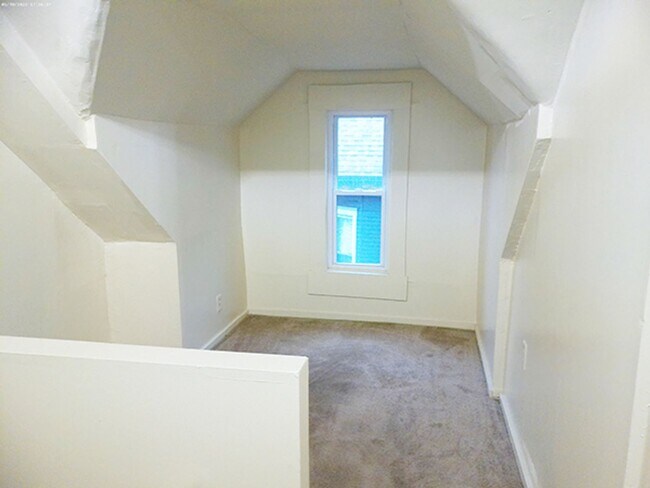 Building Photo - 4 Bedroom Duplex Close to Campus! - 6/1/26