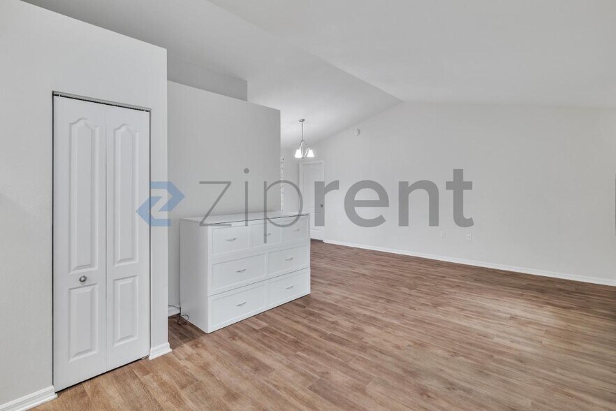 Building Photo - Unit