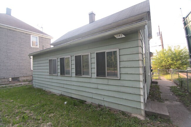 Building Photo - Updated 1 Bedroom Pet Friendly Home - Rent...