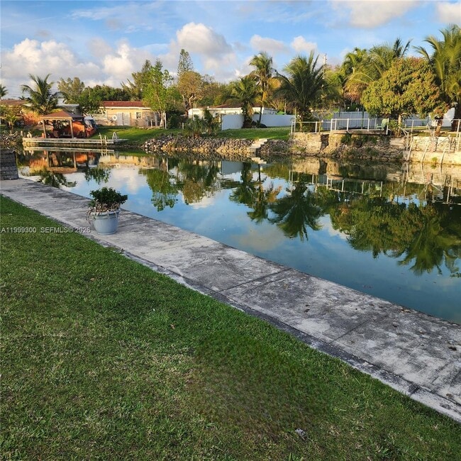 Building Photo - 3325 S Lake Dr