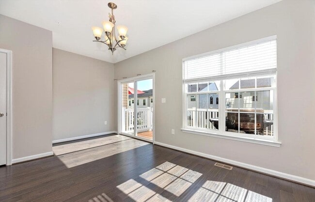 Building Photo - 3 level townhouse (newer construction) in Jefferson Place Community available early May!