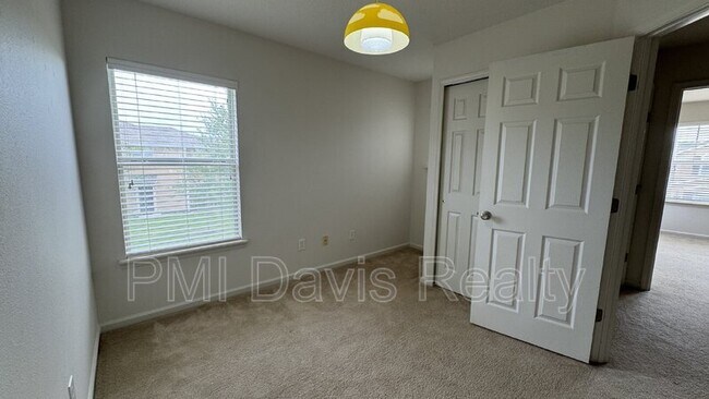 Building Photo - 143 Crete Ct