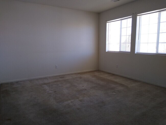 Building Photo - Massive and Expansive 5 Bedroom Green Vall...