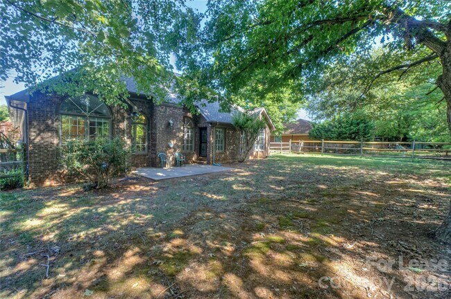 Building Photo - 840 Emerson Dr