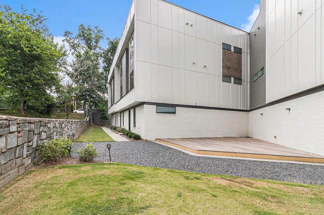 Building Photo - 2424 Memorial Dr SE