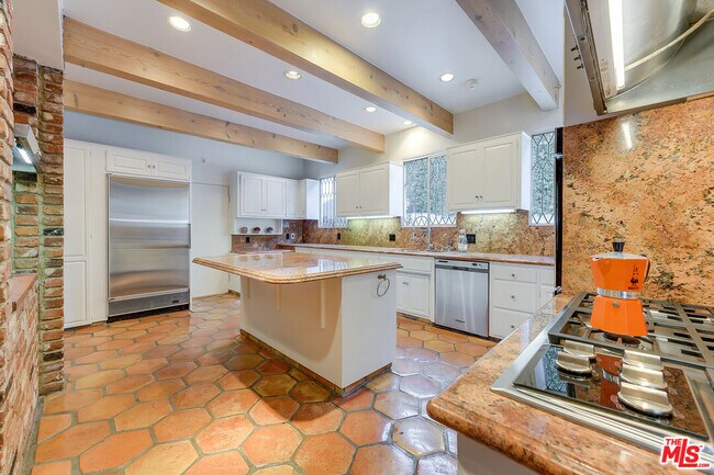 Building Photo - 630 Alta Dr