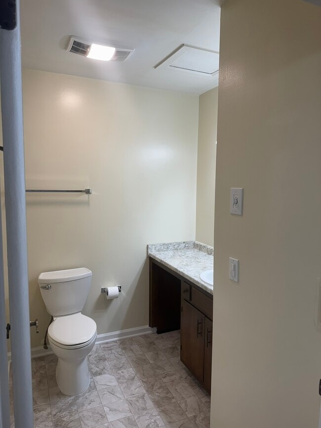Building Photo - 369 Deer Lake Dr