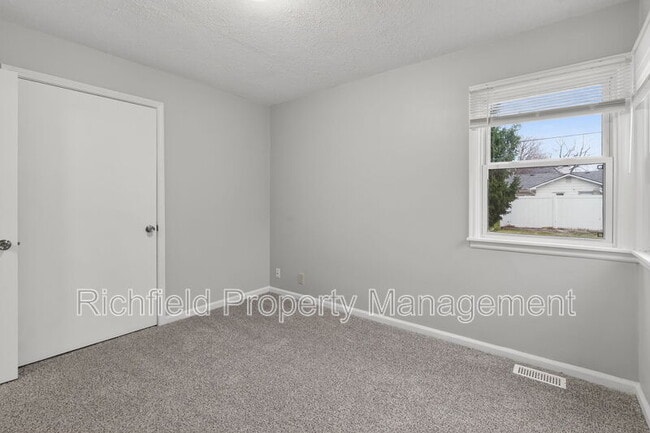 Building Photo - 1260 Lincoln Dr