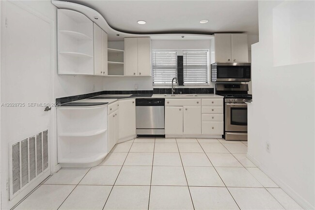Building Photo - 706 S 19th Ave