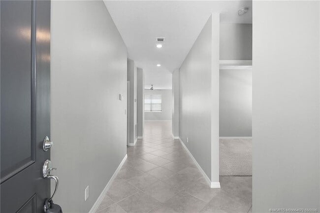 Building Photo - 10550 SW Captiva Dr