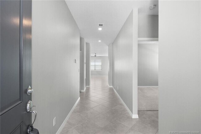 Building Photo - 10550 SW Captiva Dr