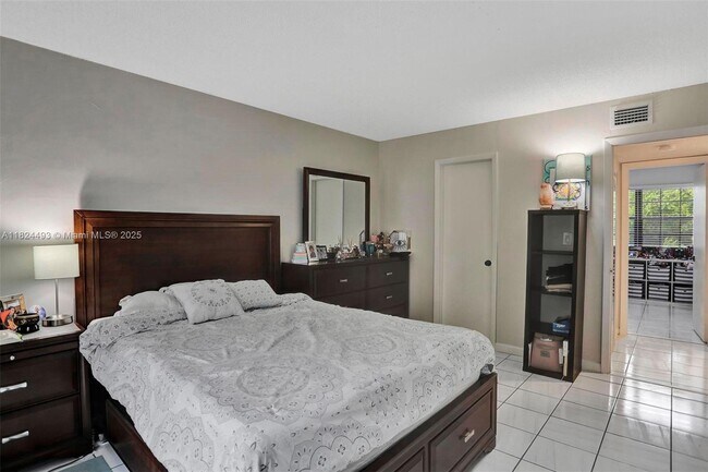 Building Photo - 10540 SW 154th Ct