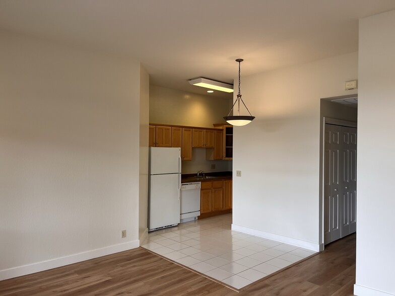 Building Photo - 654 N Santa Cruz Ave