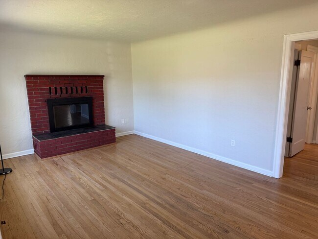 Building Photo - Large updated 2 bedroom 1 bathroom house in Springfield!