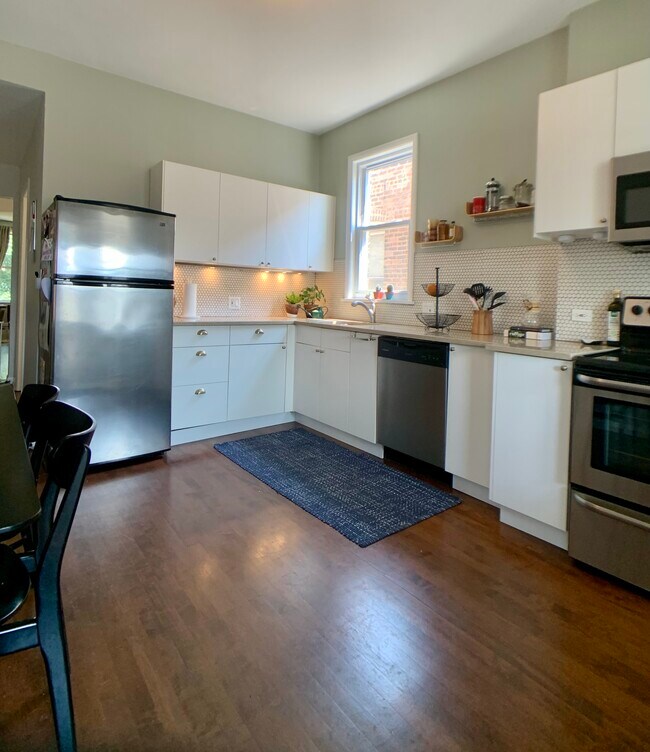 Kitchen - 2055 W Cullom Ave