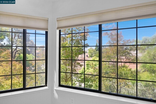 Building Photo - 5012 Lakeview Dr