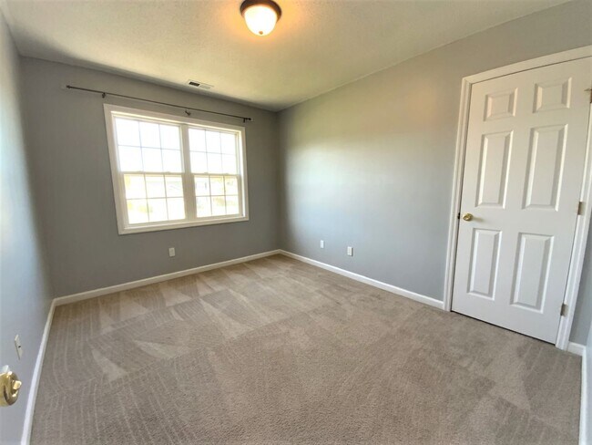 Building Photo - Welcome to Creeker Town South!