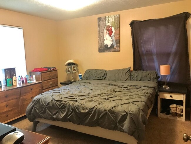 Building Photo - 2 bed 1 bath unit