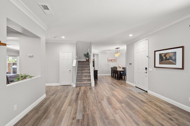 Building Photo - Gorgeous Eastlake Townhome!