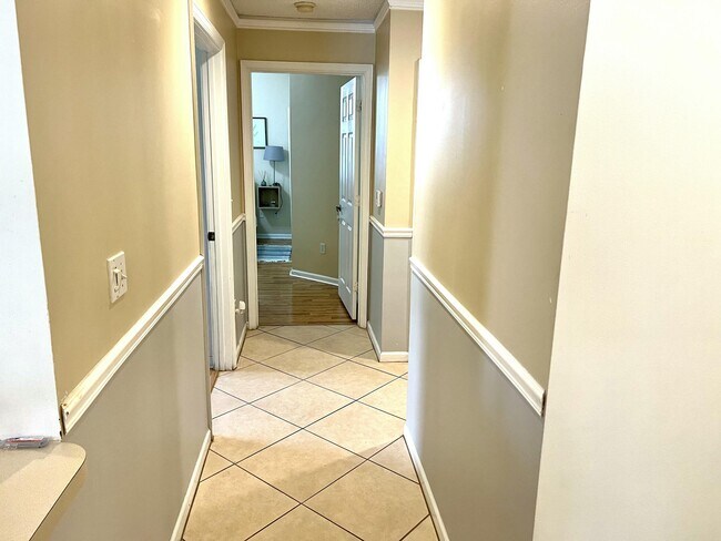 Building Photo - 10614 Lake Shore Dr