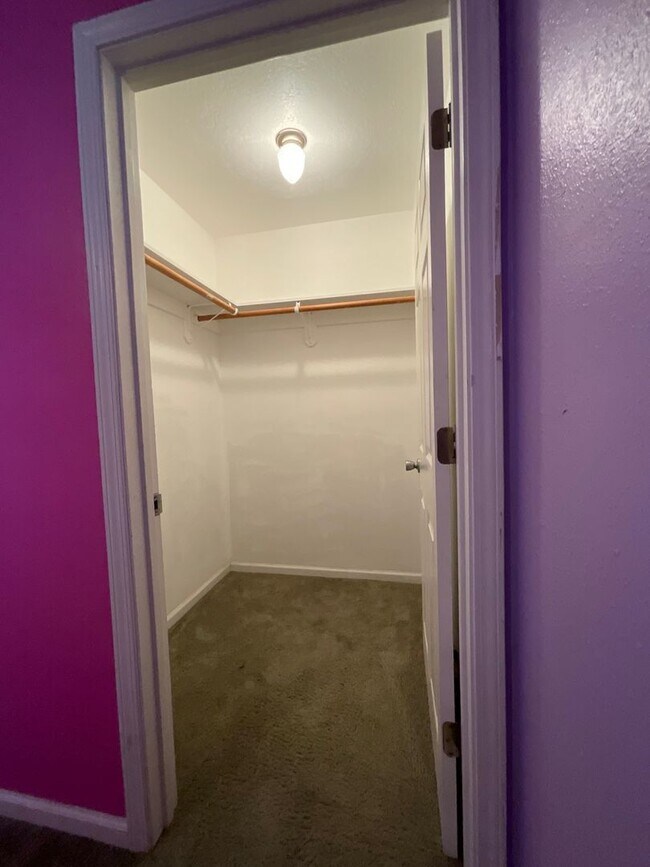 Building Photo - 2123 Hickory Dr