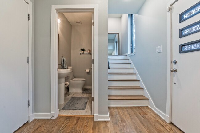 Building Photo - Stylish 2BR/2.5BA Townhome in Prime East Dallas – Attached Garage, Unbeatable Location