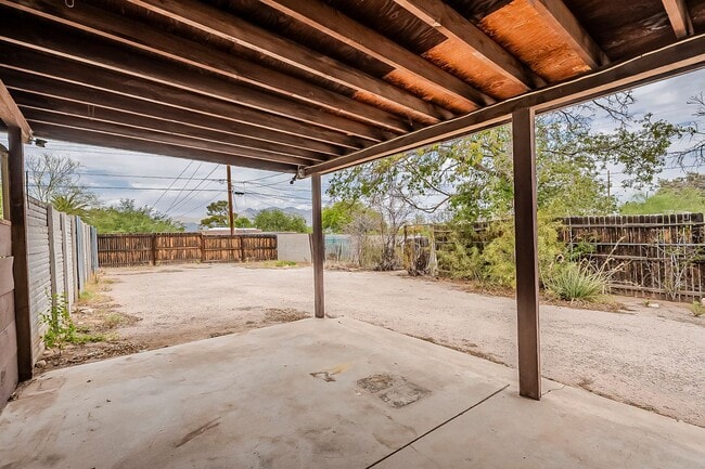 Building Photo - 1437 E Lester St