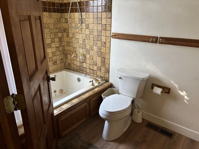 Building Photo - Low Elevation Townhome