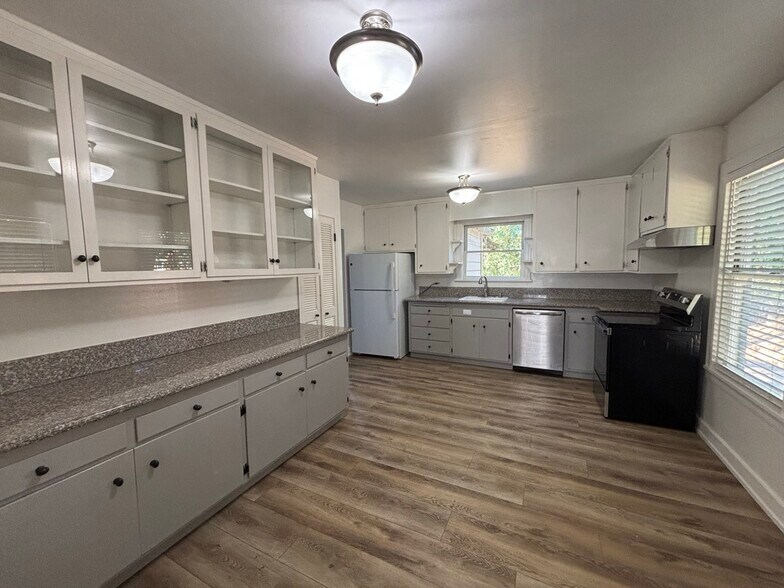 Building Photo - 2892 Coloma St