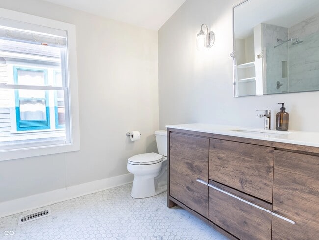 Building Photo - 715 Cottage Ave