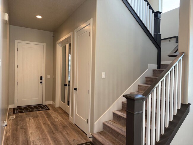 Building Photo - Luxury 7-Bedroom Home with Office, Dayligh...