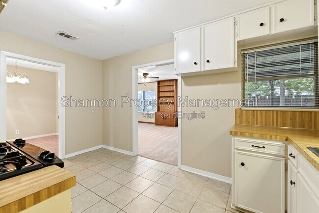 Building Photo - 8406 Highcrest Dr