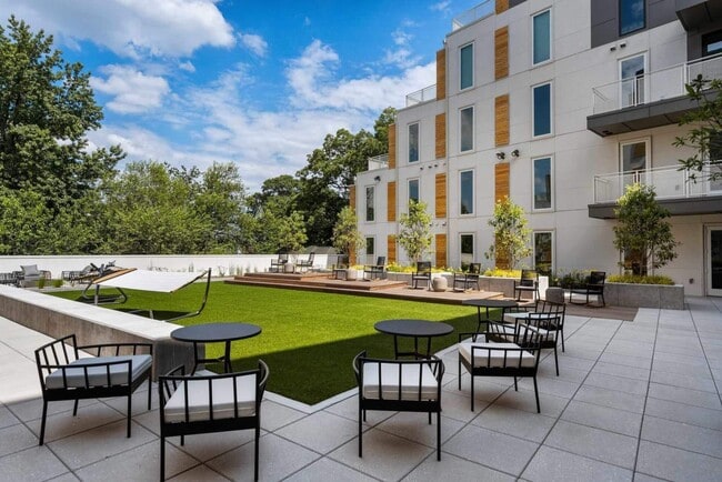 Building Photo - Modern Living in the Heart of Atlanta