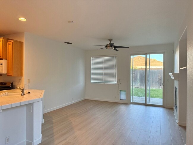 Building Photo - 3 bed 2 bath 2 Car Garage