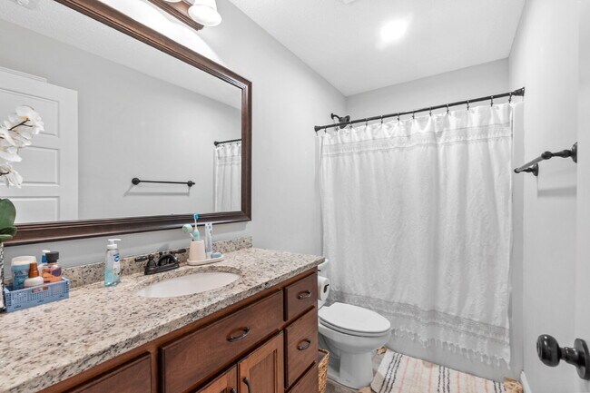 Building Photo - "Charming 3-Bedroom Home with 2 Full Baths...