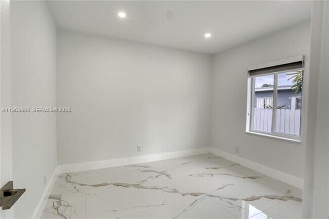 Building Photo - 3305 SW 2nd St