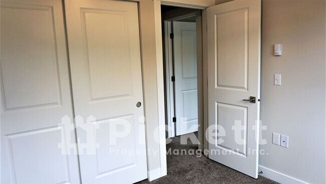 Building Photo - 3 Bedroom East Bremerton Home Near Lions Park