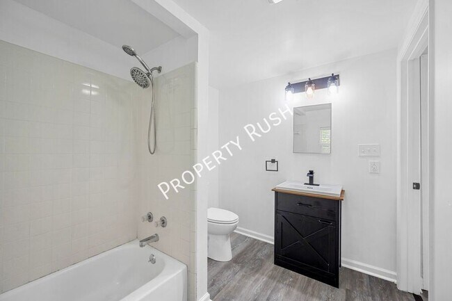 Building Photo - 424 Hedgewood Dr