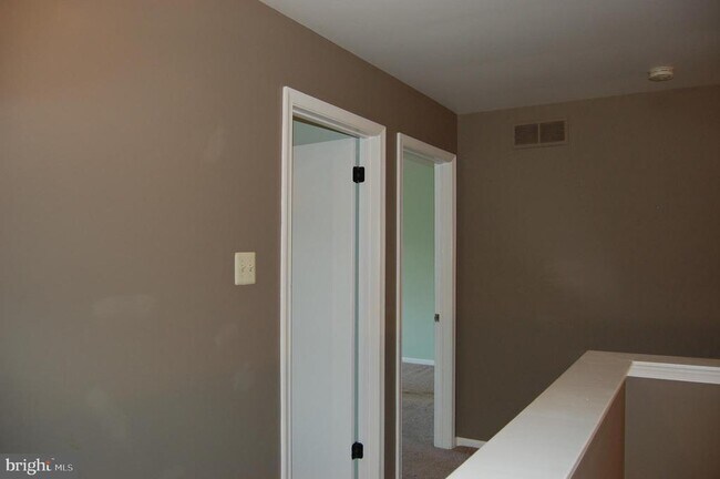 Building Photo - 131 Red Haven Dr