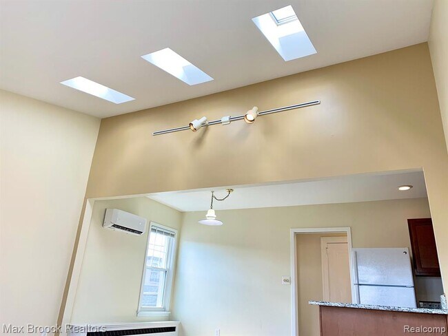 Building Photo - 156 N Worth St