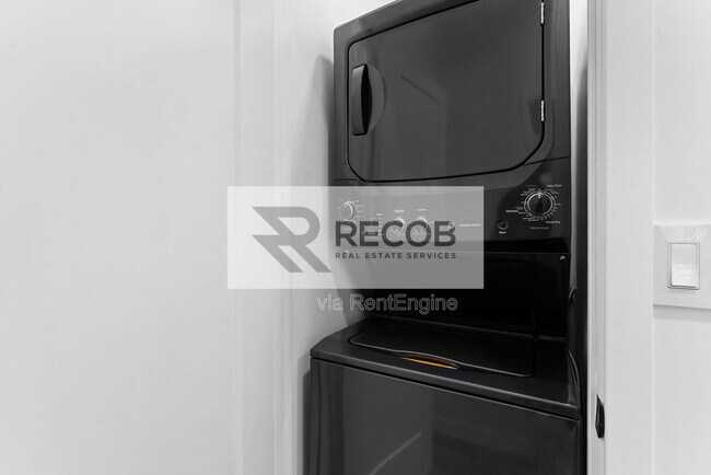 Building Photo - 832 Desty St